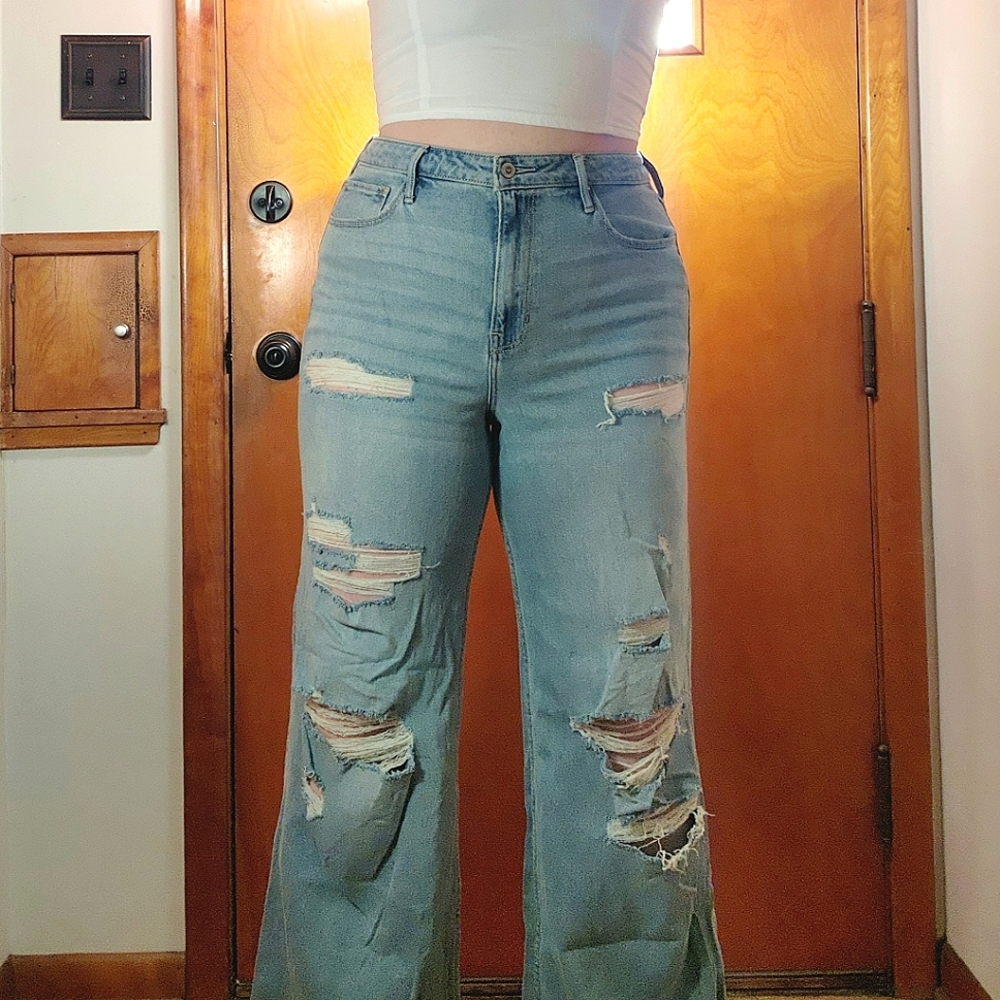 Hollister Destroyed Ultra High-Rise Wide Leg Jeans 15L